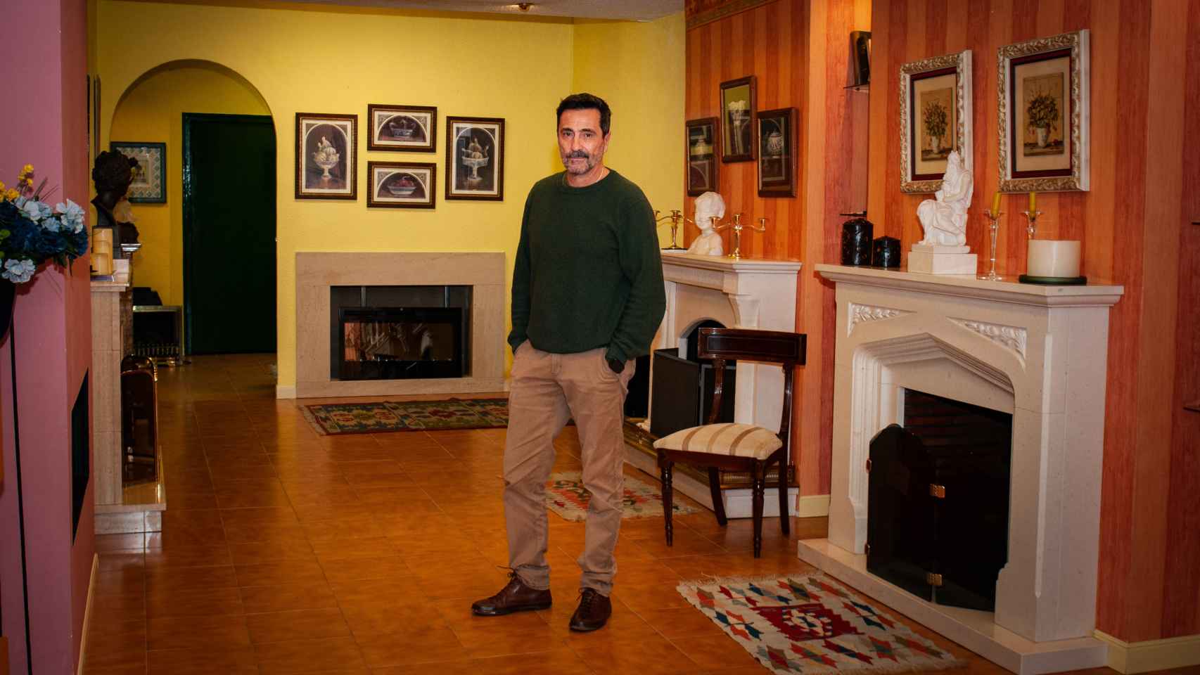 José Alberto Marrón en su tienda de chimeneas.