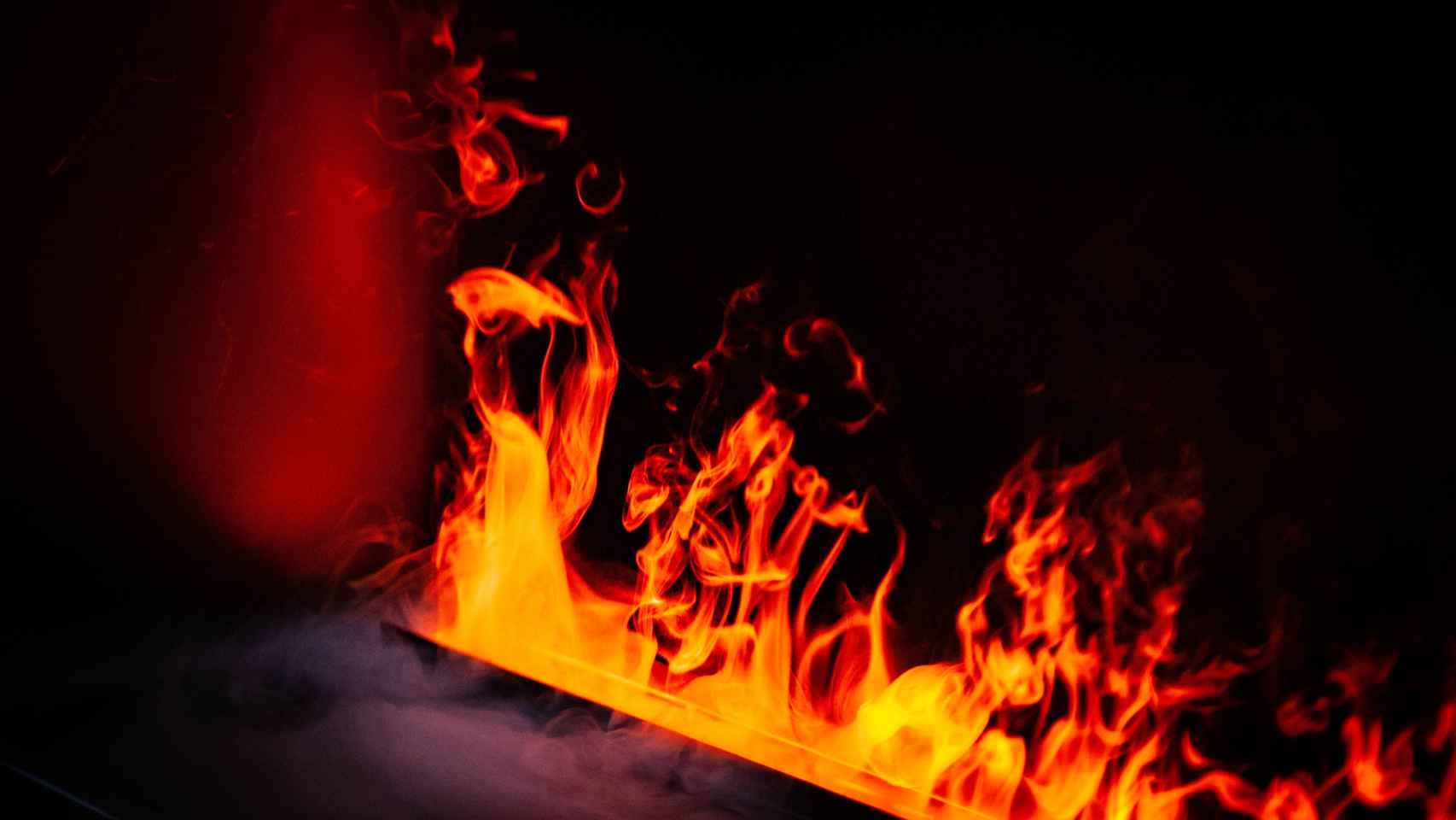 Además de chimeneas y cassettes, Artesanos del fuego vende estufas eléctricas que emulan el fuego.