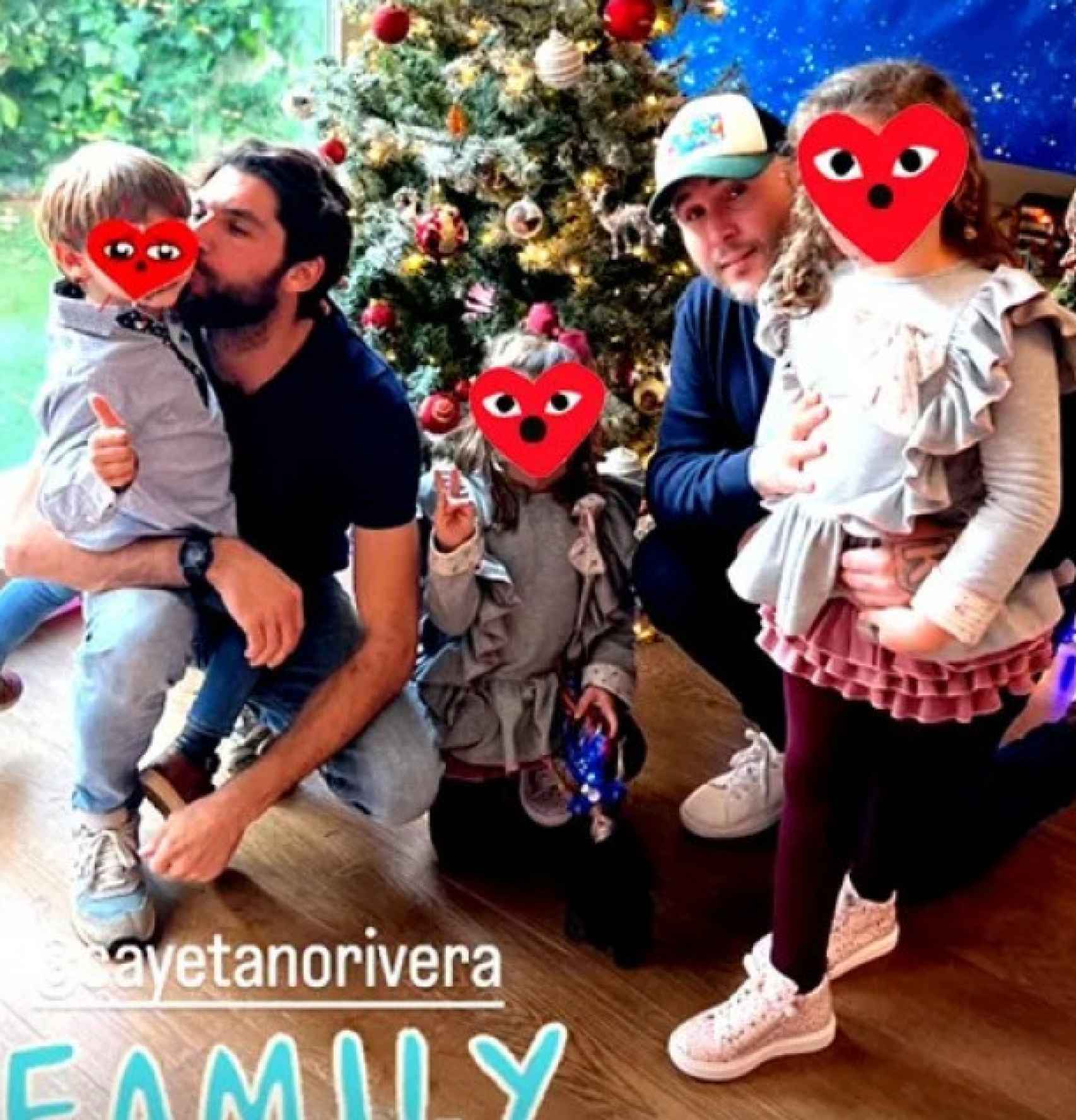 Cayetano y Kiko, con sus respectivos hijos esta Navidad.