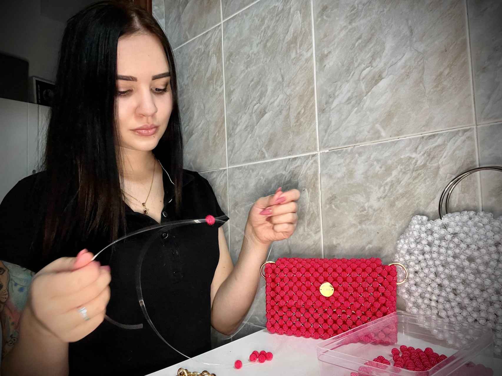 Mariia Biloshkurenko elaborando uno de sus bolsos