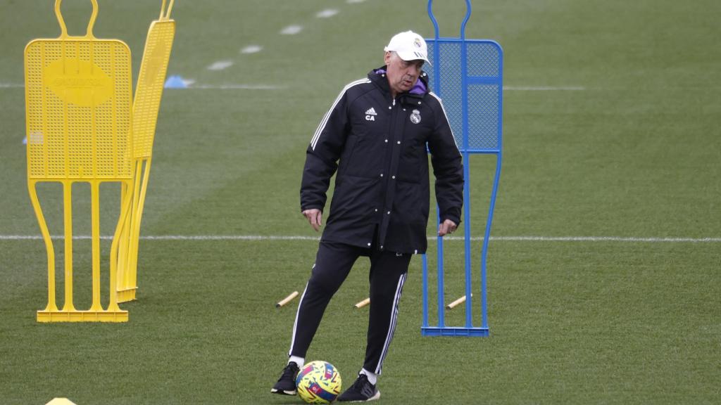 Ancelotti dirgiendo el último entrenamiento del Real Madrid.