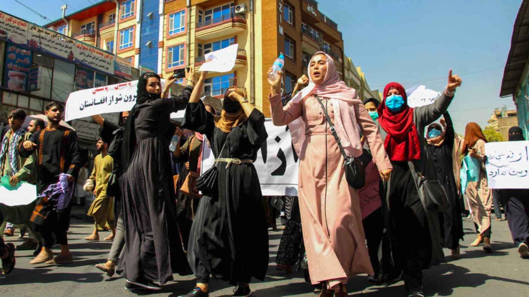 Un grupo de mujeres protesta en Kabul