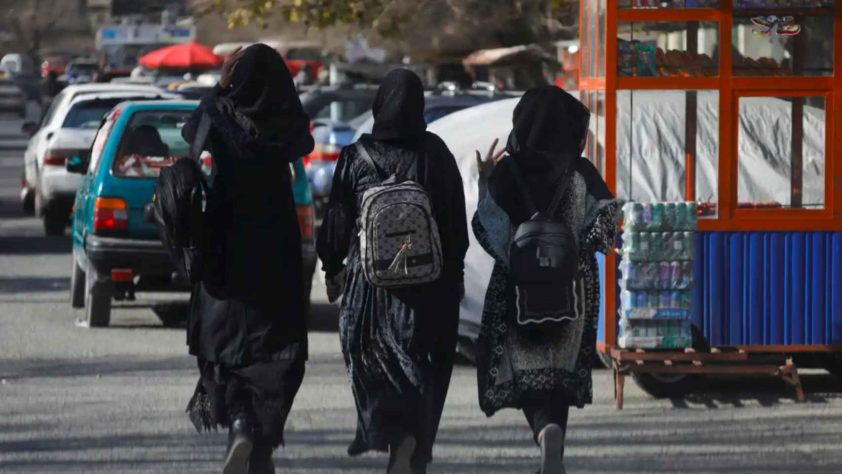 Un grupo de jóvenes afganas se dirige hacia la escuela antes de la aplicación de las restricciones a las estudiantes