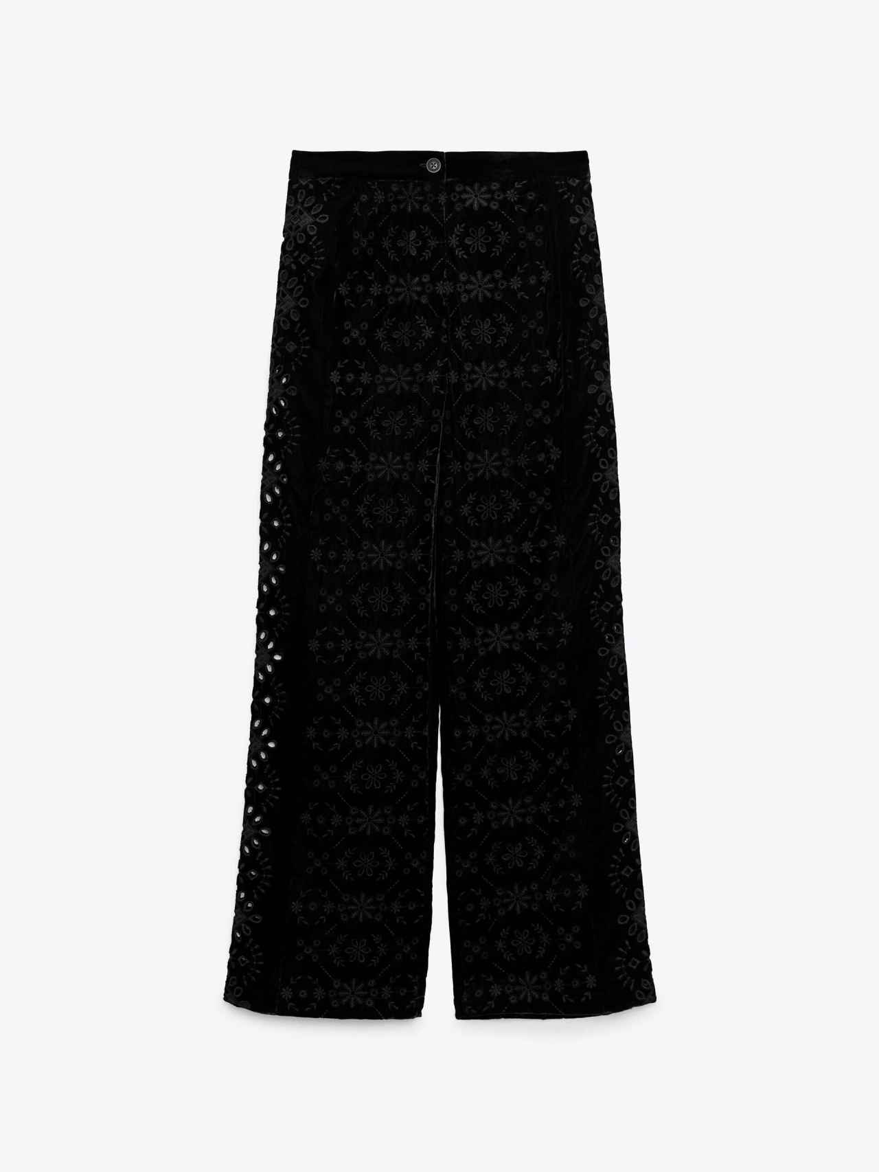 Pantalón de terciopelo bordado, de Zara (49,95 €).