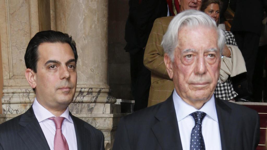 Mario Vargas Llosa y su hijo Gonzalo en una imagen tomada en mayo de 2015.