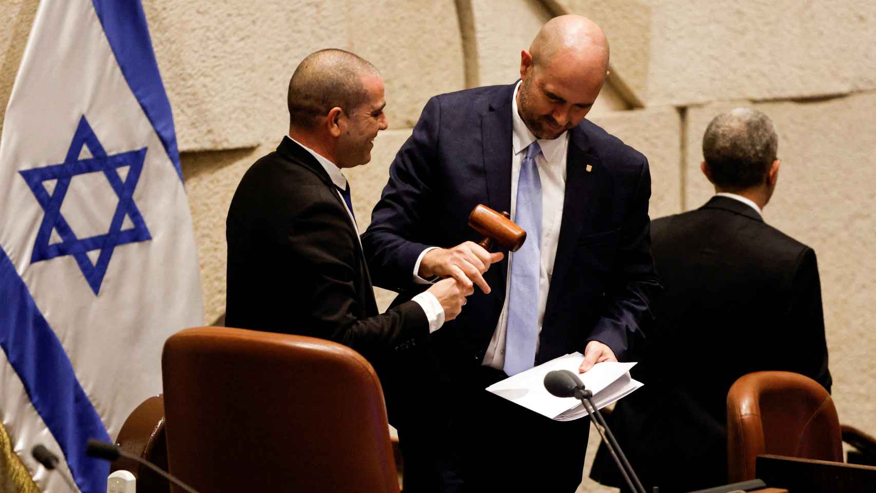Amir Ohana, recibe el mazo cuando el nuevo gobierno de Israel presta juramento en la Knesset