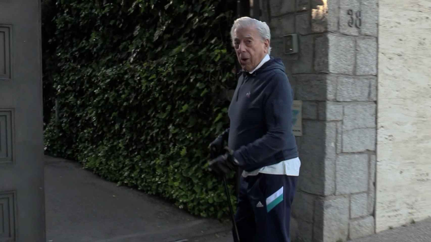 Mario Vargas Llosa entrando en la casa de Isabel Preysler, en Puerta de Hierro, al tiempo que atiende a la prensa.
