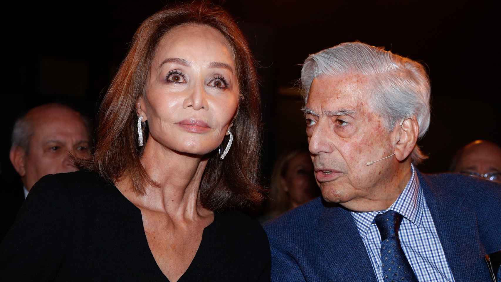 Isabel Preysler y Mario Vargas Llosa, visiblemente serio, en un acto público en octubre de 2019, en Madrid.