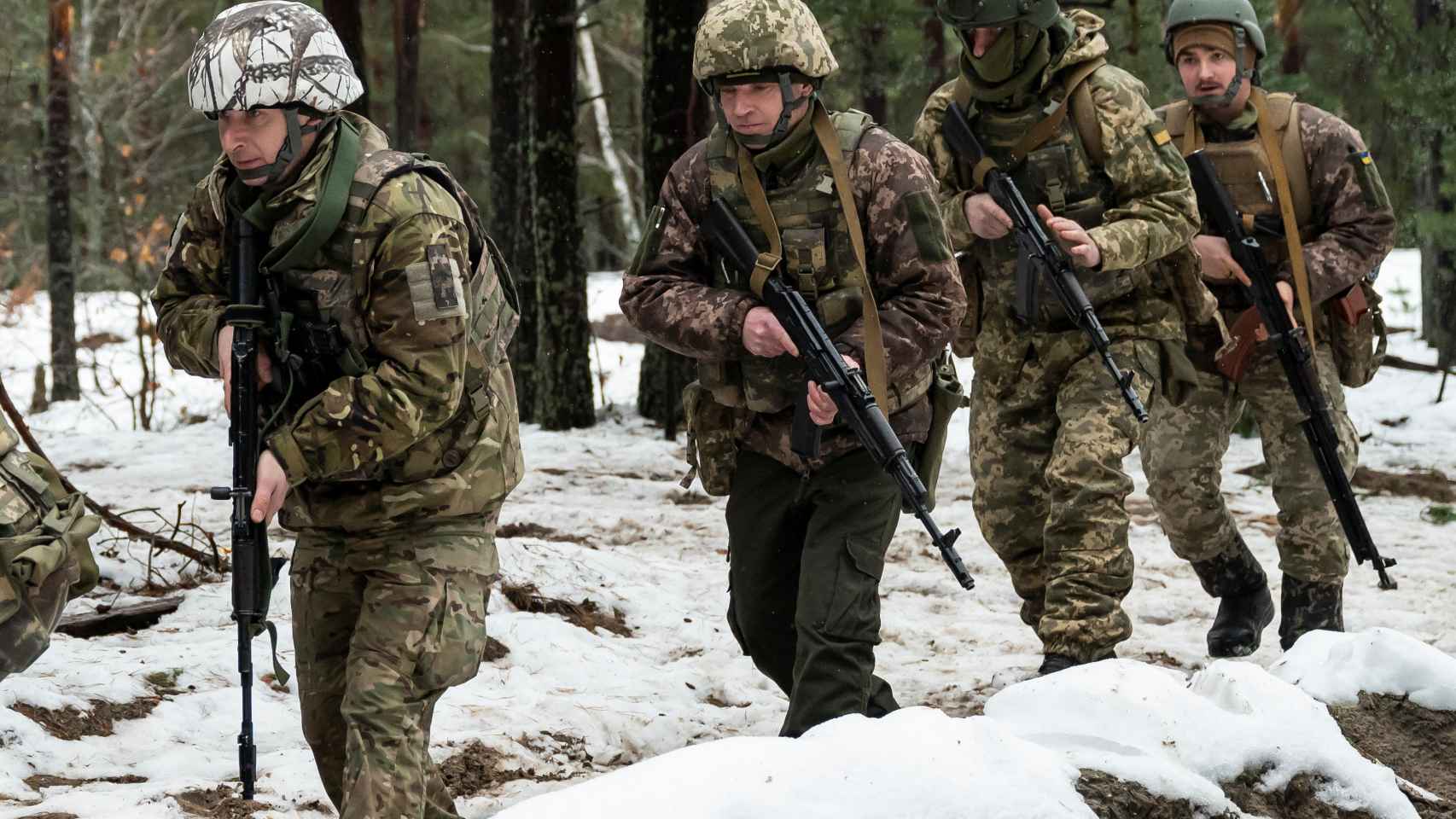 Miembros del servicio ucraniano asisten a ejercicios militares cerca de la frontera con Bielorrusia , en la región de Zhytomyr.