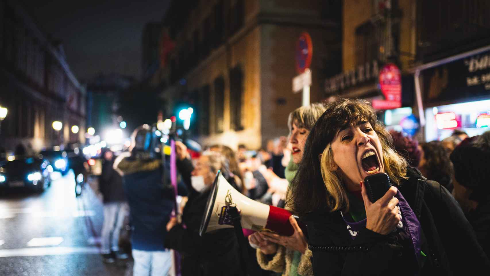 Una manifestante grita consignas en la concentración feminista celebrada este jueves en Madrid.
