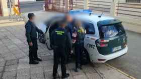 Varios agentes de la Guardia Civil se llevan detenido al joven acusado de los robos en Jávea.