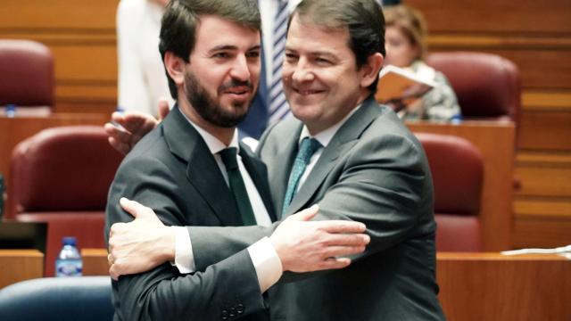 El presidente de la Junta, Alfonso Fernández Mañueco, con el vicepresidente de la Junta, Juan García-Gallardo