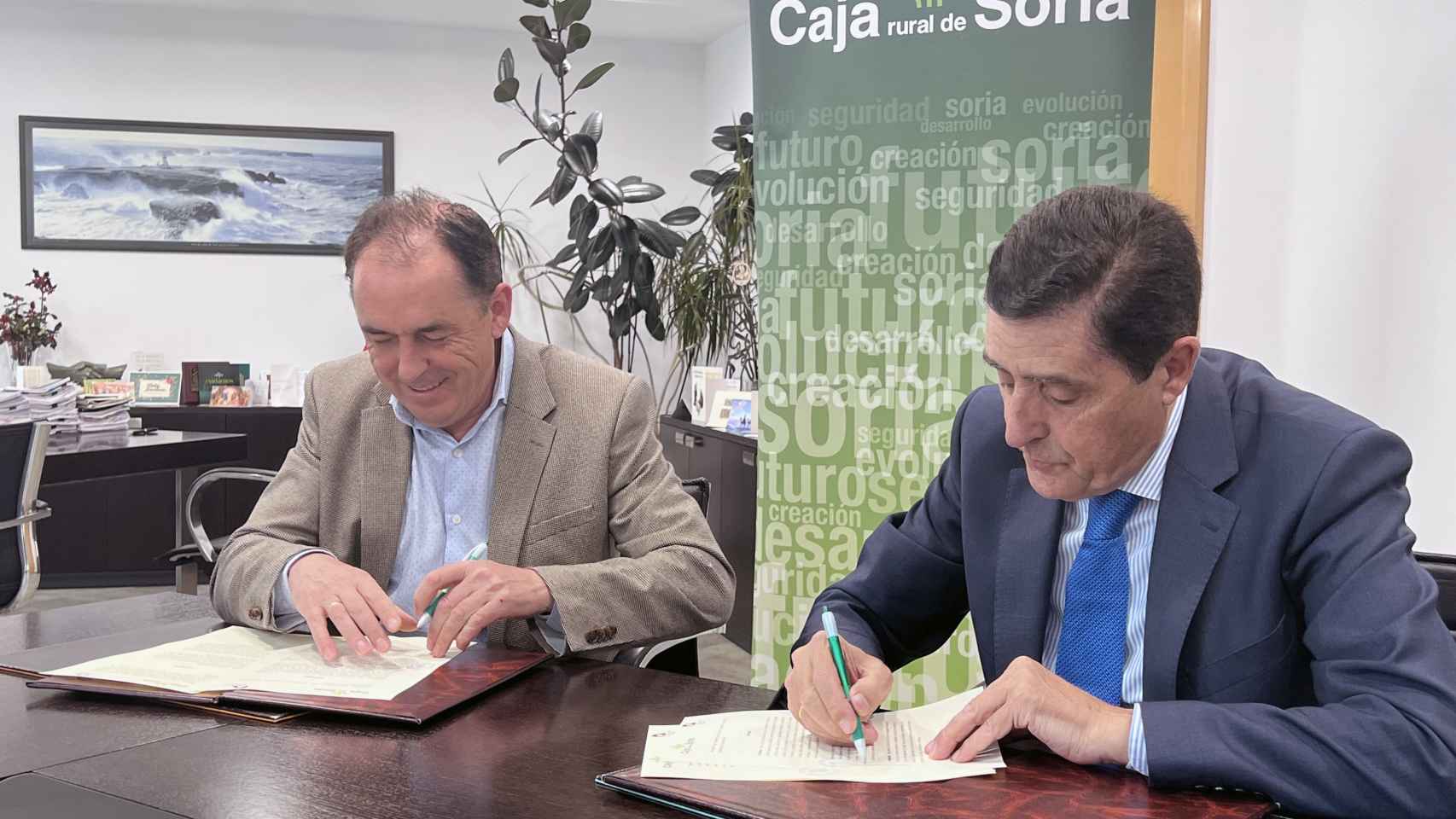 El presidente de Caja Rural de Soria, Carlos Martínez, y el presidente de la Diputación Provincial de Soria, Benito Serrano