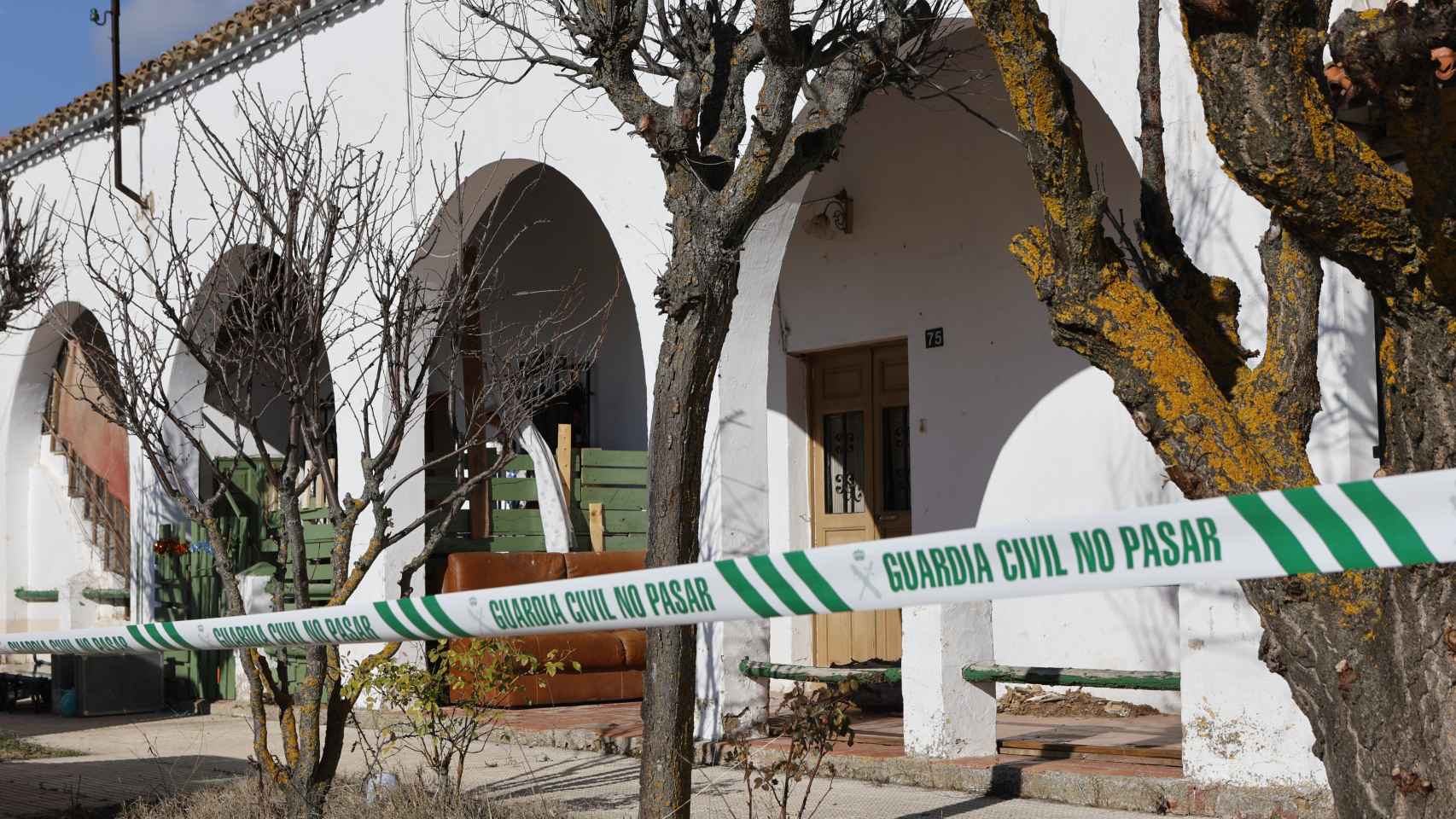 Vivienda en Matamala de Almazán acordonada por la Guardia Civil en cuyo interior ha fallecido una mujer