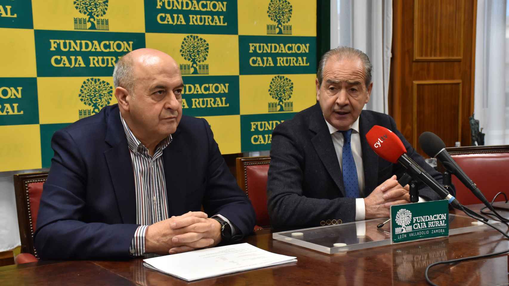 El director general de Caja Rural de Zamora, Cipriano García; y el secretario de la Fundación Caja Rural de Zamora, Feliciano Ferrero