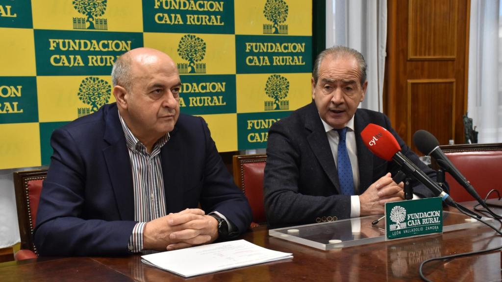 El director general de Caja Rural de Zamora, Cipriano García; y el secretario de la Fundación Caja Rural de Zamora, Feliciano Ferrero