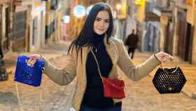 Mariia Biloshkurenko posa con sus bolsos en la calle Balborraz de Zamora