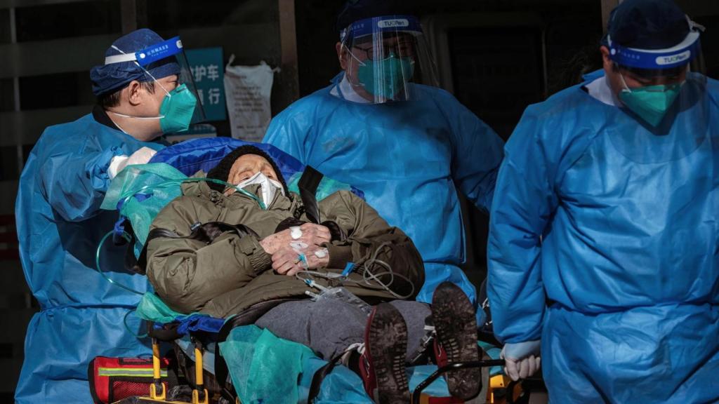 Un grupo de sanitarios traslada a un paciente en Shanghái.