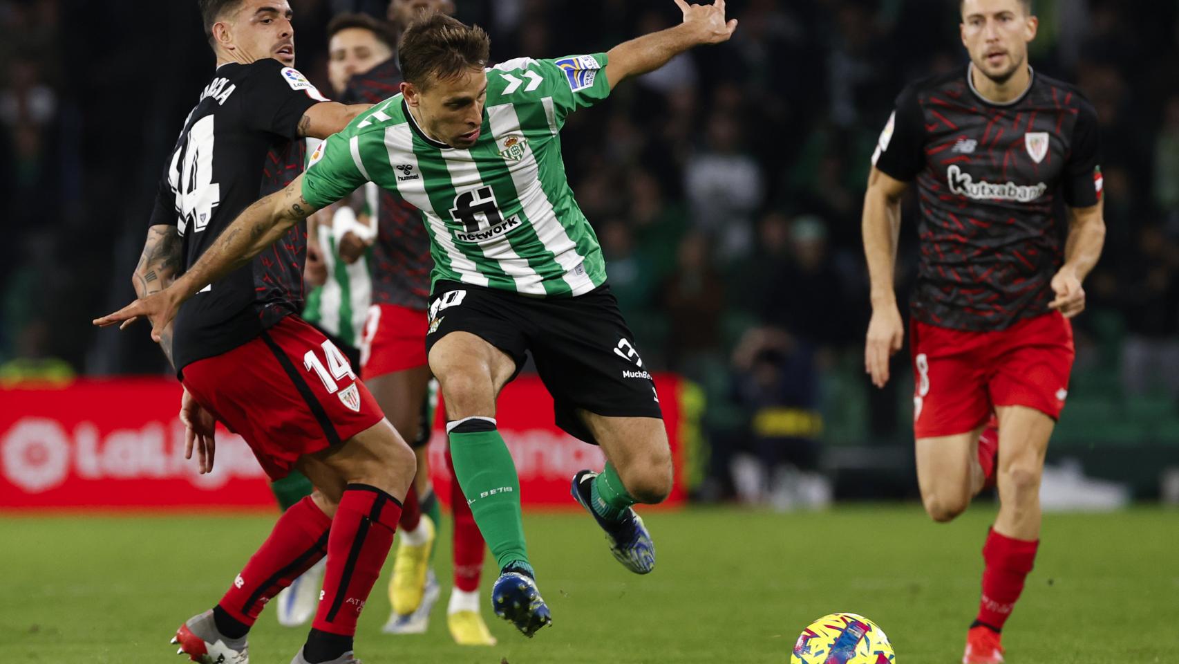 Canales, con el balón en el partido ante el Athletic Club.