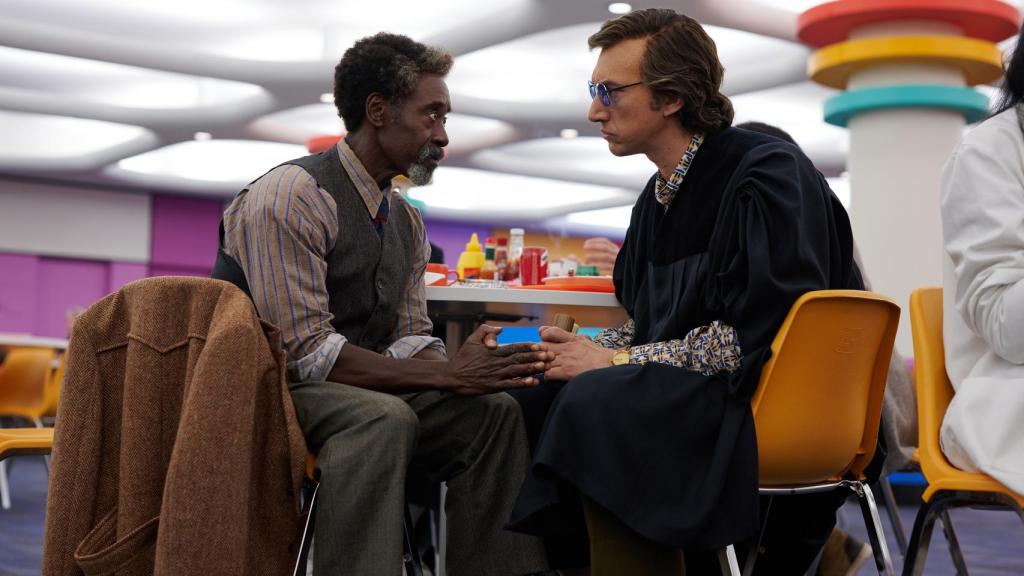 Don Cheadle y Adam Driver, en un momento de 'Ruido de fondo'