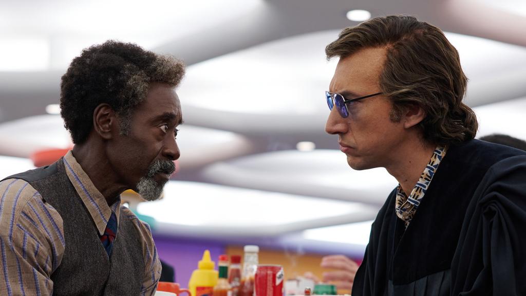 Don Cheadle y Adam Driver, en un momento de 'Ruido de fondo'