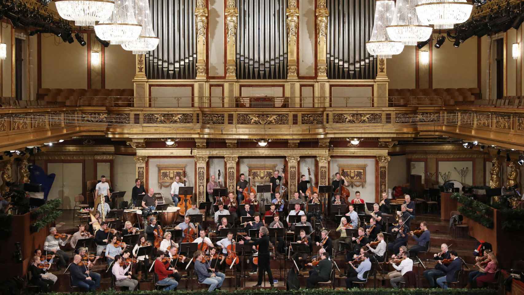 La Orquesta Filarmónica de Viena durante un ensayo este jueves, antes del Concierto de Año Nuevo, que dirigirá el próximo 1 de enero el austríaco Franz Welser-Möst. Foto: EFE/ Dieter Nagl / Wiener Philharmoniker