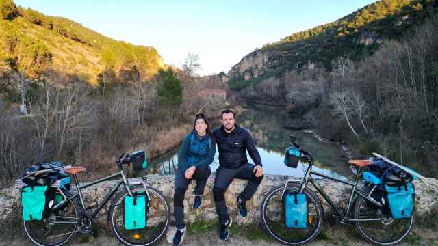 Marta y Alfredo junto a las bicicletas que les acompañarán en la ruta