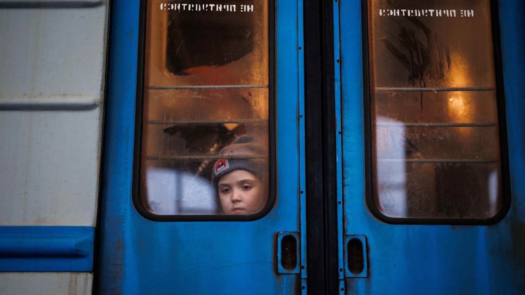 Un niño en uno de los vagones de la estación de tren de Lviv, a 2 de marzo de 2022, en Leópolis (Ucrania).