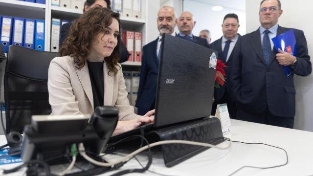 La presidenta de la Comunidad de Madrid, Isabel Díaz Ayuso, reunida este jueves con el sector del taxi.