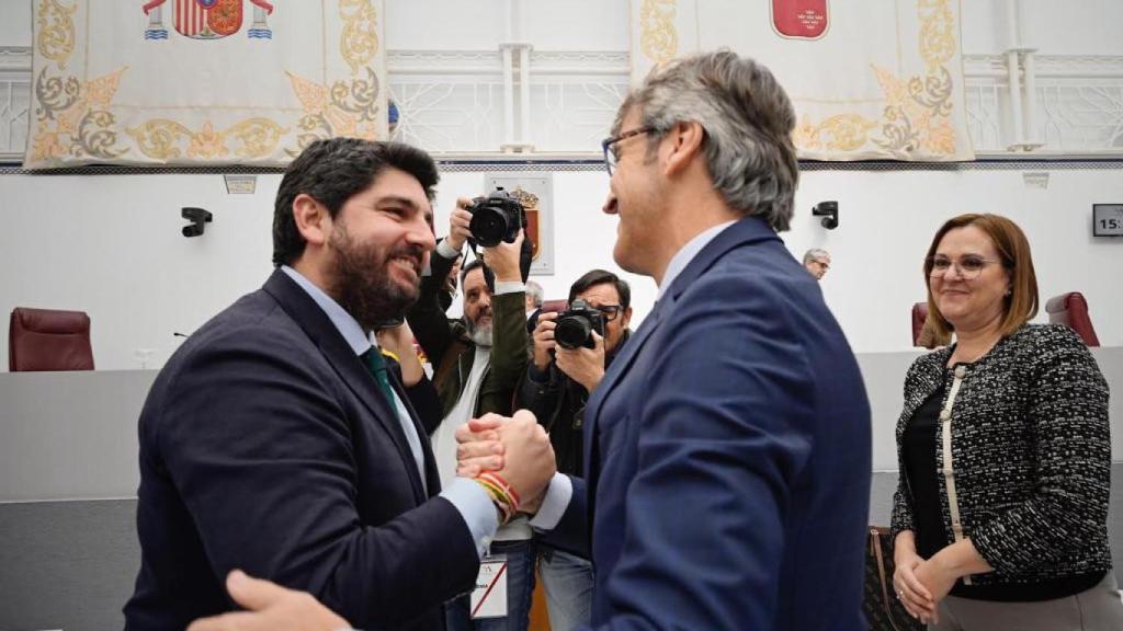 El presidente de la Región de Murcia, Fernando López Miras, y el consejero de Hacienda, Luis Alberto Marín, este jueves, celebrando la aprobación de los presupuestos de 2023 para la Región de Murcia.