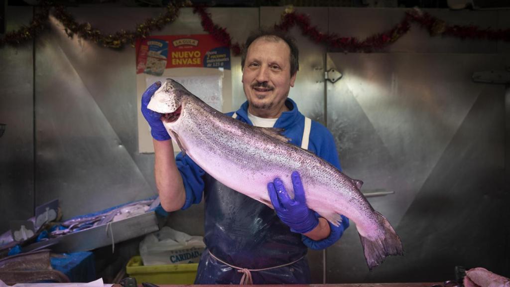 Un puesto de venta de pescado en el mercado del Ensanche de Pamplona estas navidades.