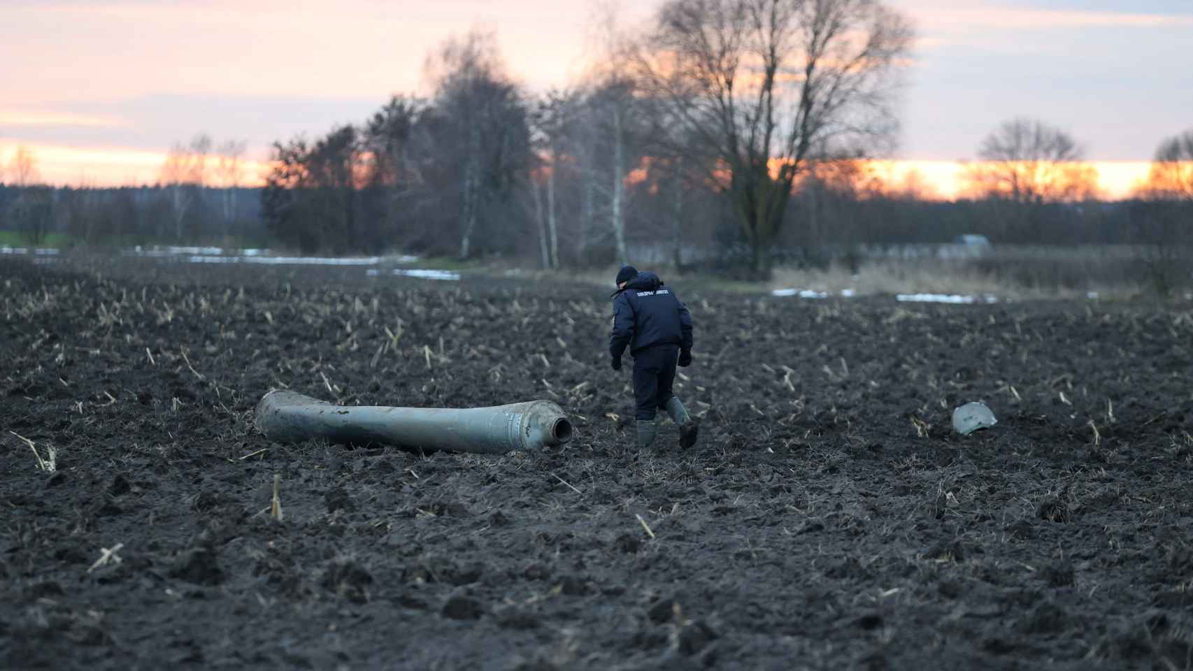 Un investigador revisa los restos del misil caído en Bielorrusia.