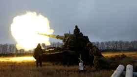 Los soldados ucranianos con la 43.ª Brigada de Artillería Pesada disparan un proyectil desde un cañón autopropulsado 2S7 Pion, mientras continúa el ataque de Rusia contra Ucrania.
