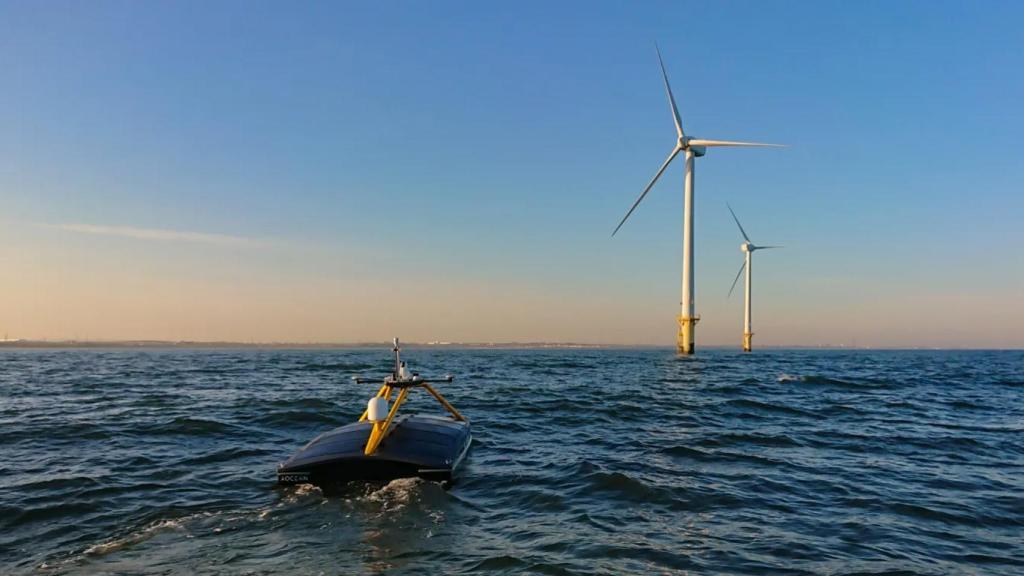 Barco robótico que controla aerogeneradores.