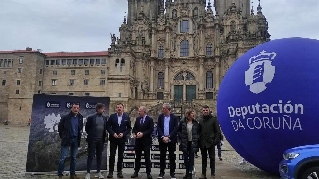 El promotor de la vuelta ciclista ‘O gran camiño’, Ezequiel Mosquera, y el presidente provincial, Valentín González Formoso, entre otros, este jueves en Santiago