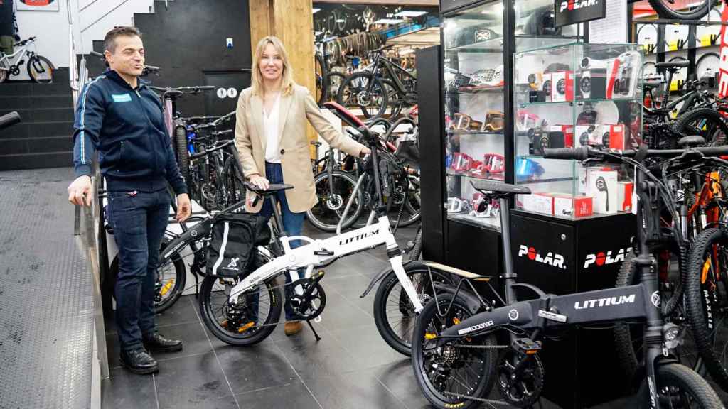 Marta Fernández-Tapias en el establecimiento Bici Lo Con de Vigo.