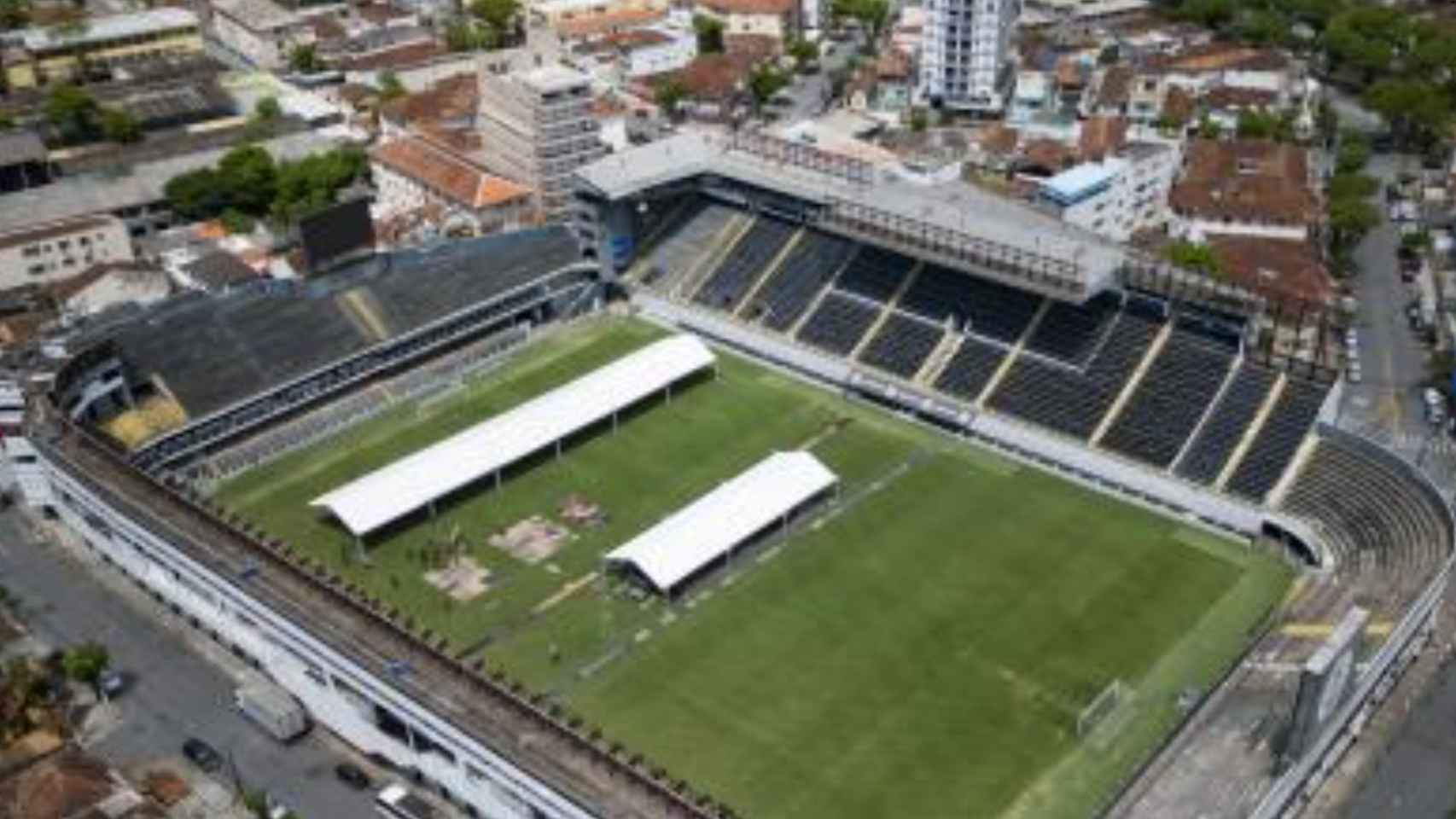 Preparativos en el estadio del Santos para el funeral de Pelé