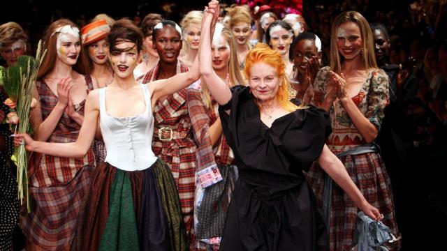 Vivienne Westwood, saludando al final de uno de sus desfiles.