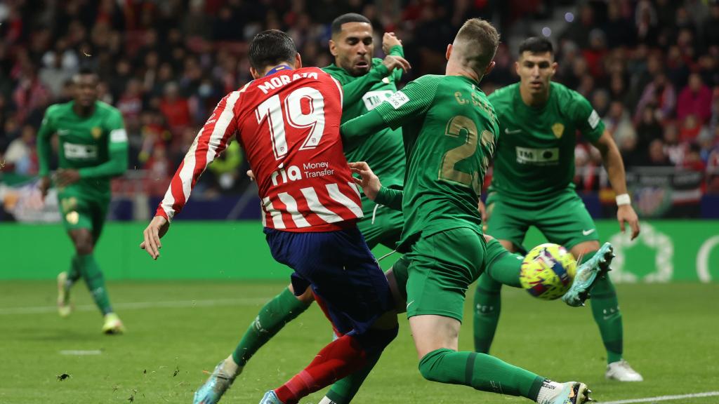 Álvaro Morata, en el disparo del segundo gol del Atlético de Madrid frente al Elche en Madrid.