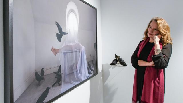 La diseñadora de zapatos alicantina Sara Navarro nos muestra su exposición en el MUBAG de Alicante.