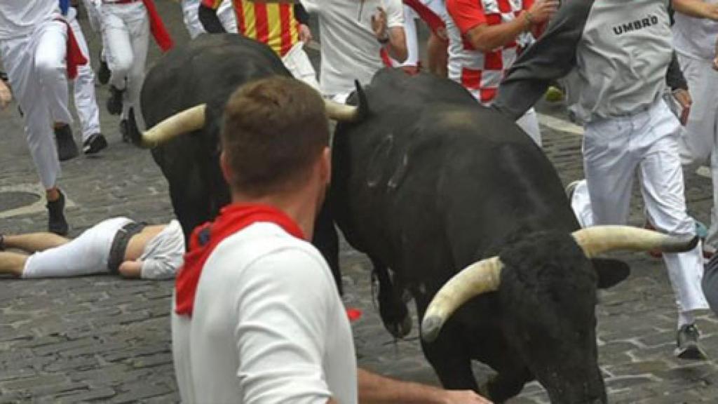 Toros y corredores en un encierro