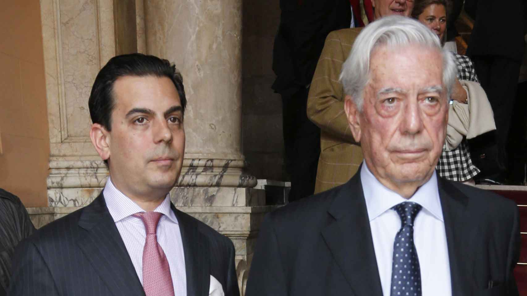 Mario Vargas Llosa junto a su hijo mediano, Gonzalo, en una imagen fechada en mayo de 2015.