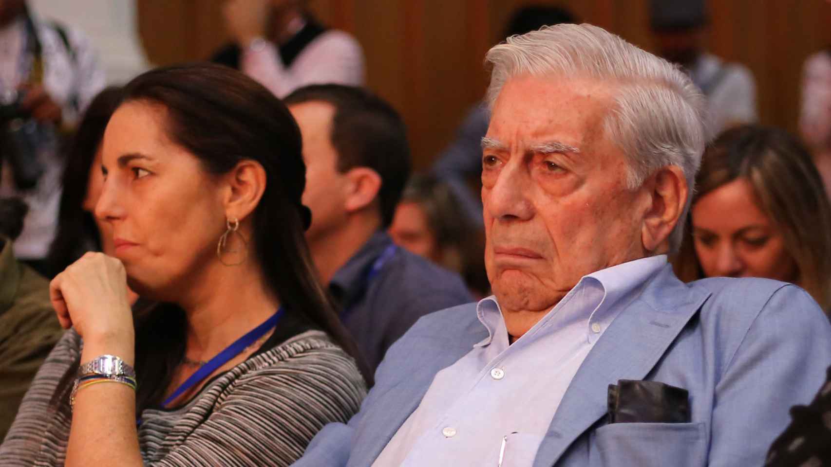 El Premio Nobel de Literatura Mario Vargas Llosa junto a su hija, Morgana, en un acto público en noviembre de 2018.