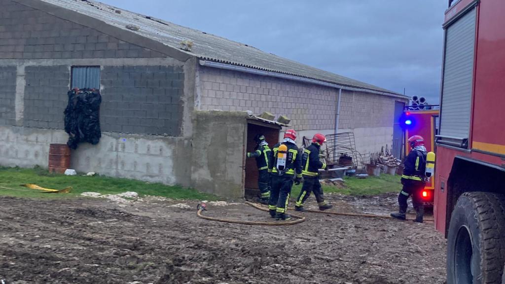 Los Bomberos trabajando en el lugar