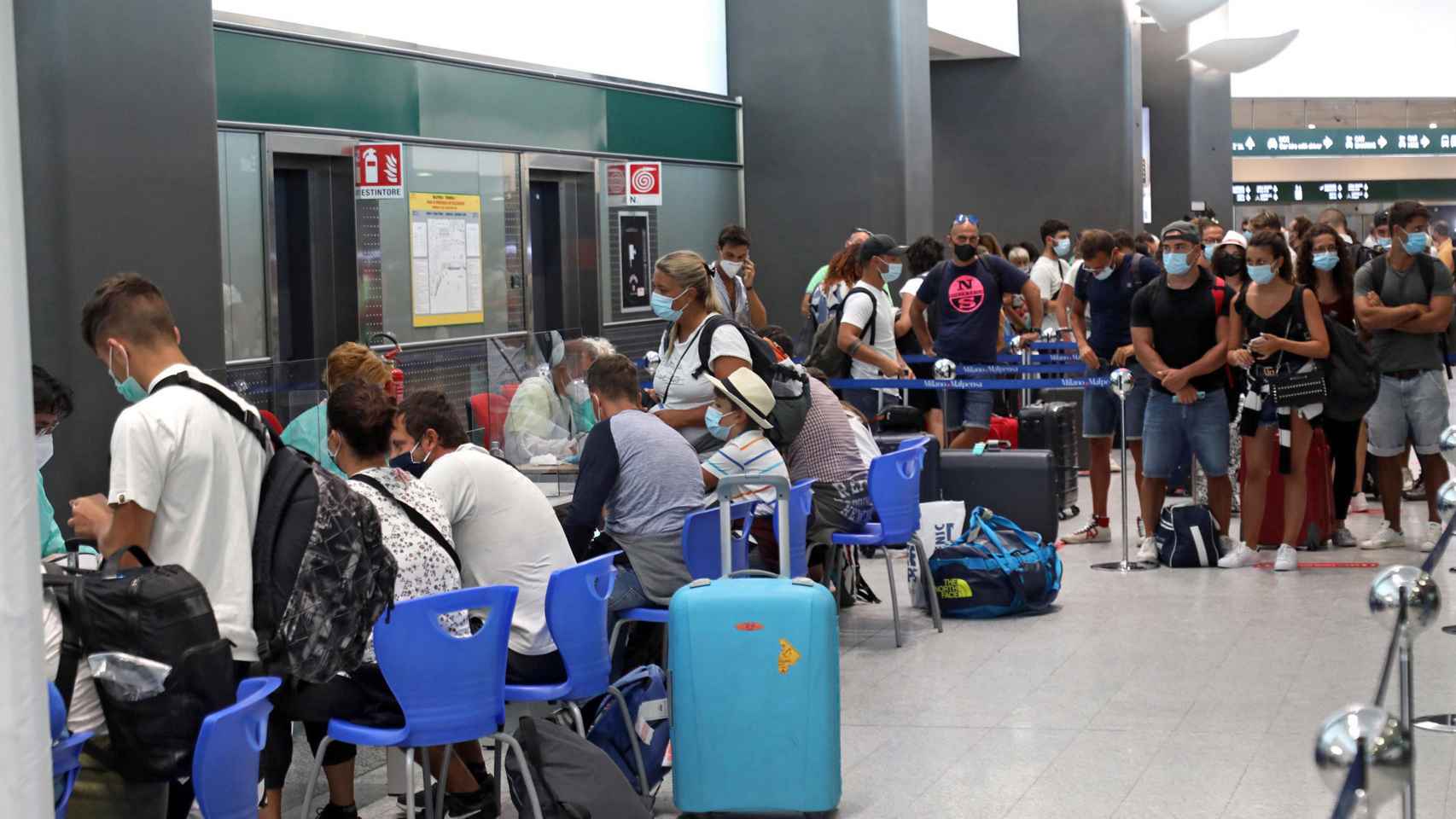 Tests Covid obligatorios para los viajeros desde China en el aeropuerto de Malpensa, Milán, Italia.
