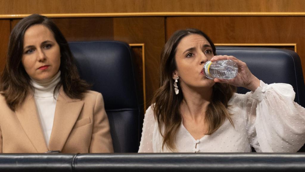 Irene Montero (d), junto a la líder de Podemos, Ione Belarra.