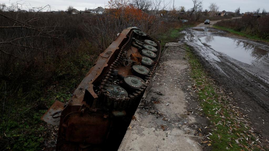 Un tanque yace de lado junto a un puente en las afueras de Izium.