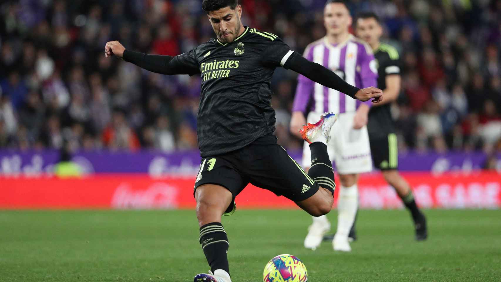 Asensio ejecuta un disparo en el partido ante el Real Valladolid.