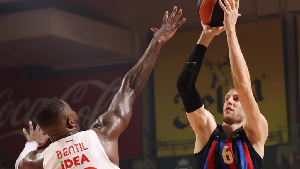 Vesely lanza a canasta.