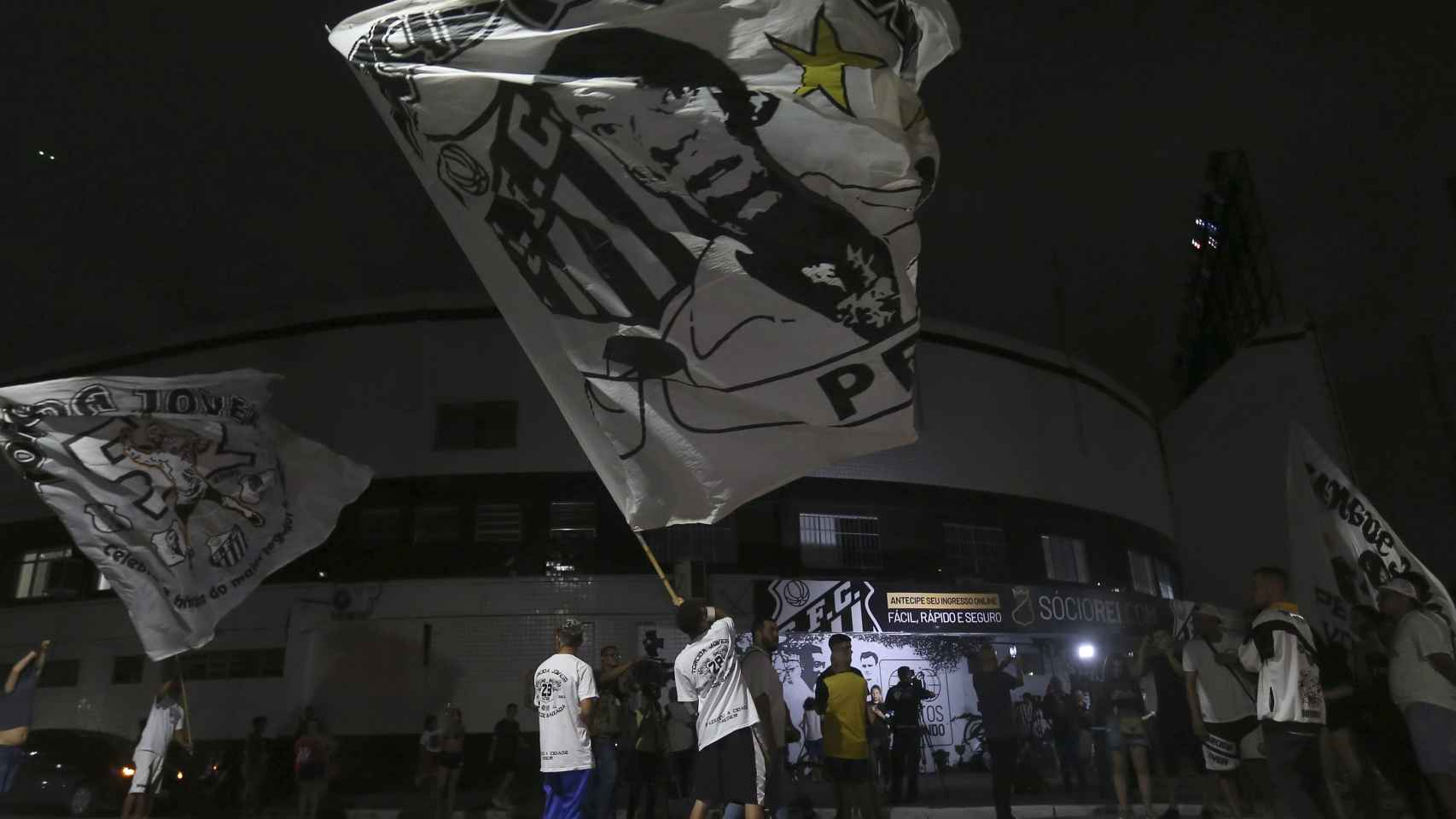 Aficionados del Santos homenajean a Pelé tras su fallecimiento